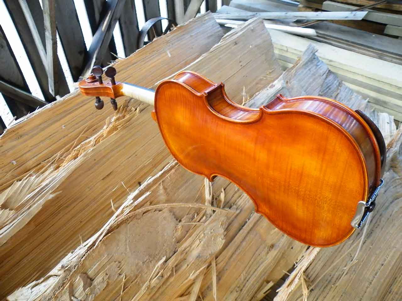William A Mackay Luthiery joined Luthiers.com