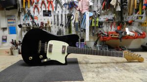 Roadrunner Guitars Contour Black For Sale
