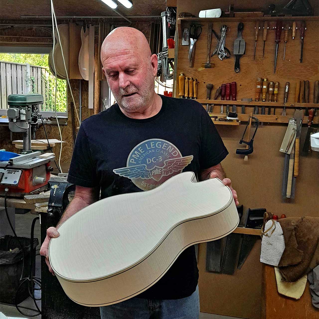Theo Scharpach Archtop : Explore the art of jazz guitar making - Preview of the creation of an exceptional jazz guitar masterclass in Germany in October 2024. - Luthiers.com