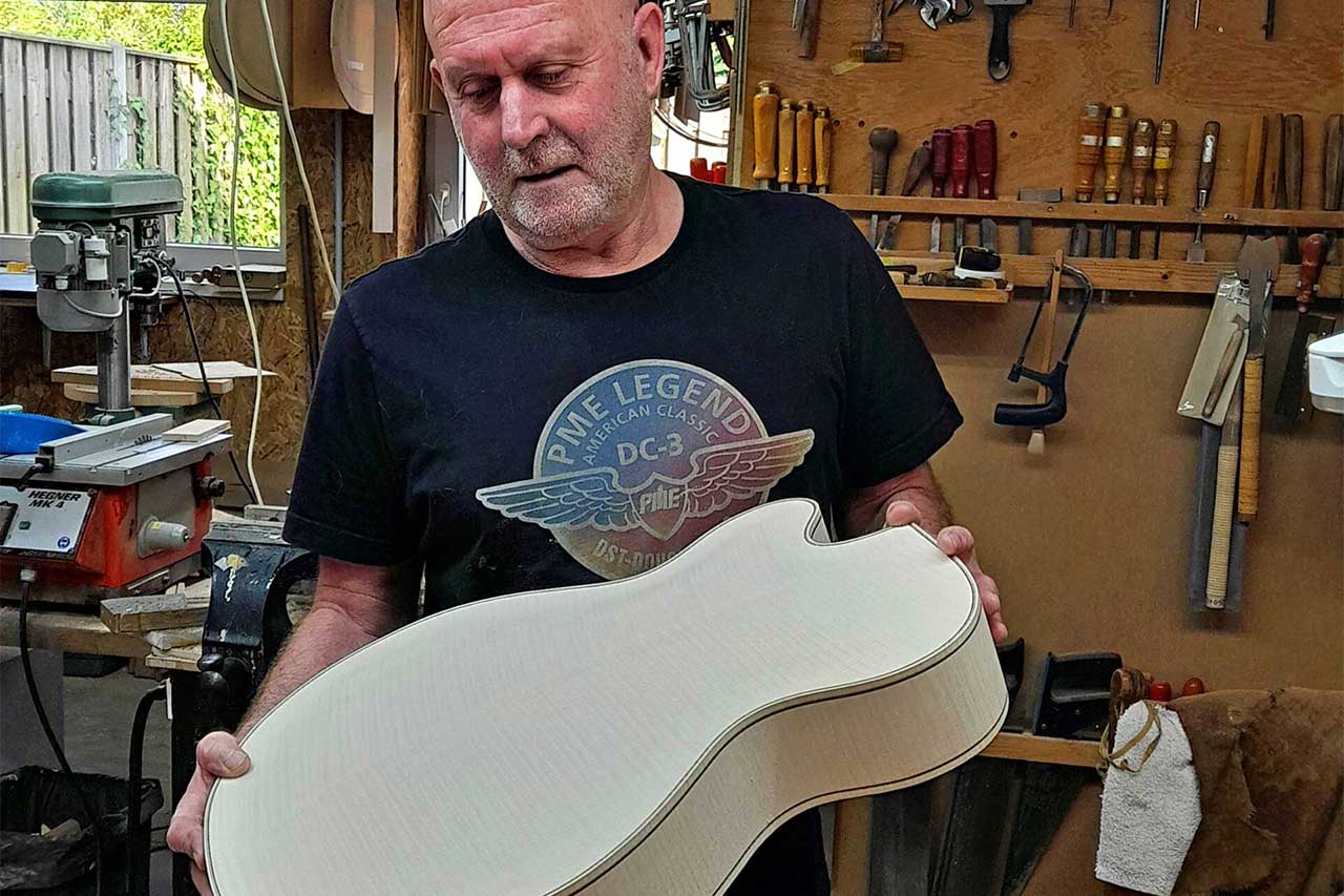 Theo Scharpach Archtop : Explore the art of jazz guitar making - Preview of the creation of an exceptional jazz guitar masterclass in Germany in October 2024. - Luthiers.com